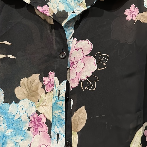 Floral long sleeve blouse with slits on sides. Button up. - Picture 3 of 5